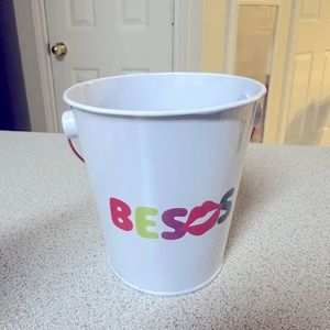 Besos kisses bucket